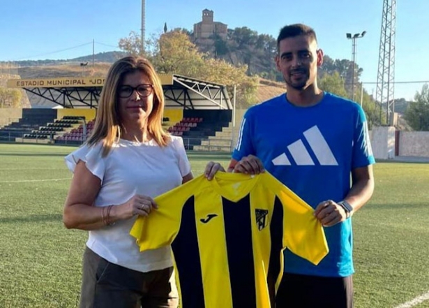 La presidenta del Montefrio CF, Encarni Cobos junto al entrenador, Rafael Márquez (MONTEFRIO CF) La presidenta del Montefrio CF, Encarni Cobos junto al entrenador, Rafael Márquez (MONTEFRIO CF)