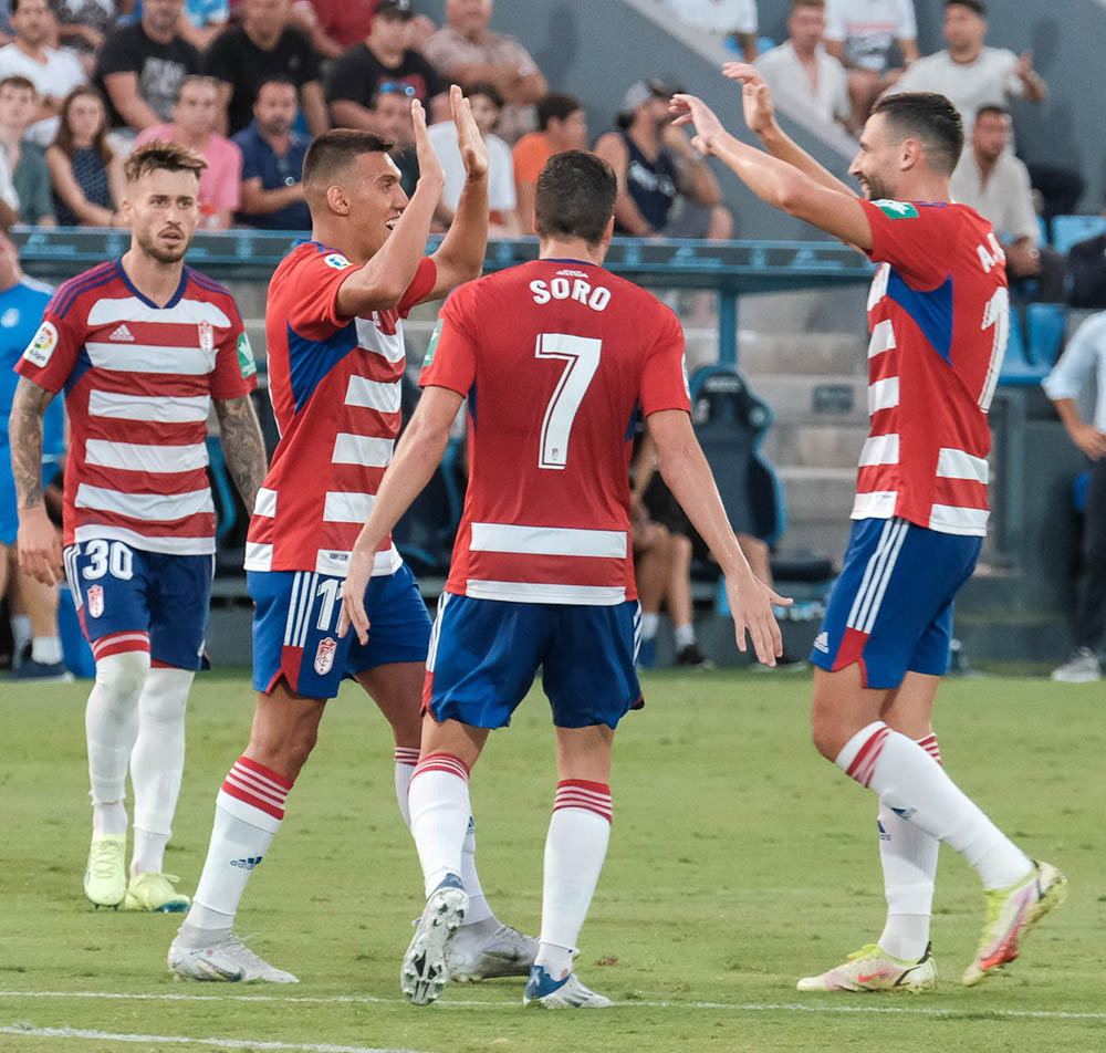 Uzuni y Puertas se felicitan tras el primer tanto de la temporada (LALIGA)