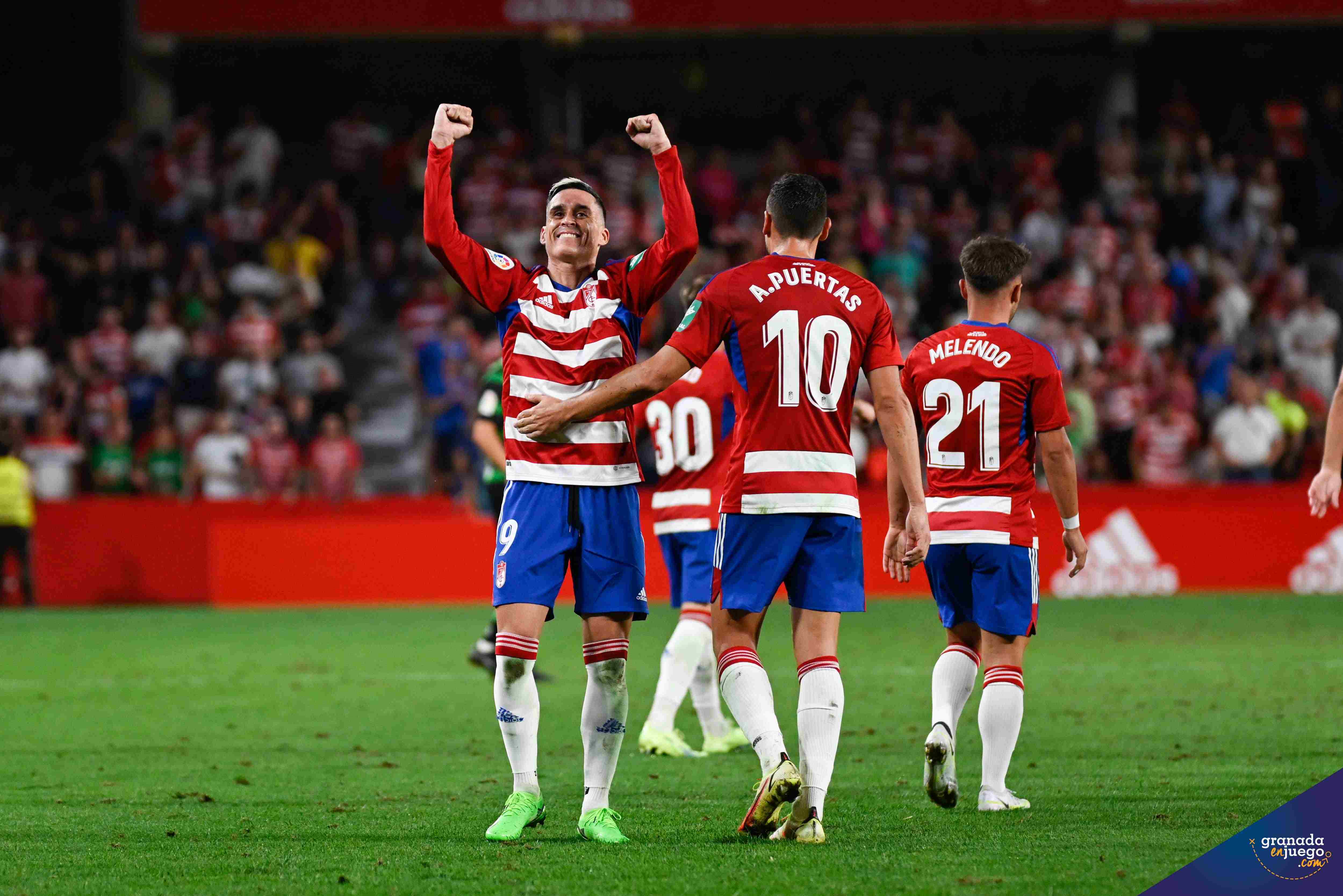 Callejón celebra su gol ante el Racing (JOSÉ M. BALDOMERO)