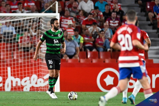 Germán, en una acción del partido entre Granada y Racing (JOSÉ M. BALDOMERO)