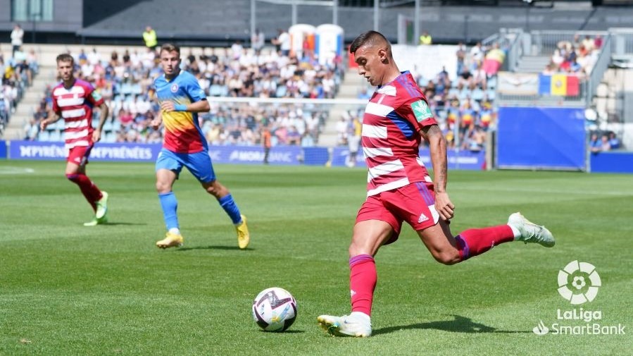 Myrto Uzuni intenta un centro durante el encuentro ante el Andorra (LALIGA)
