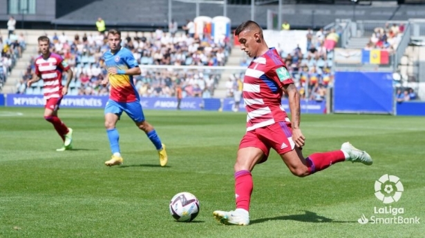 Myrto Uzuni intenta un centro durante el encuentro ante el Andorra (LALIGA) Myrto Uzuni intenta un centro durante el encuentro ante el Andorra (LALIGA)