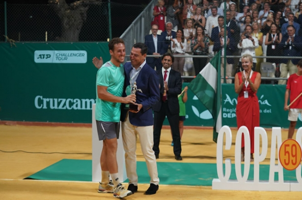 El presidente de la Junta de Andalucía, Juanma Moreno, felicita a Roberto Carballés (JUNTA DE ANDALUCÍA) El presidente de la Junta de Andalucía, Juanma Moreno, felicita a Roberto Carballés (JUNTA DE ANDALUCÍA)