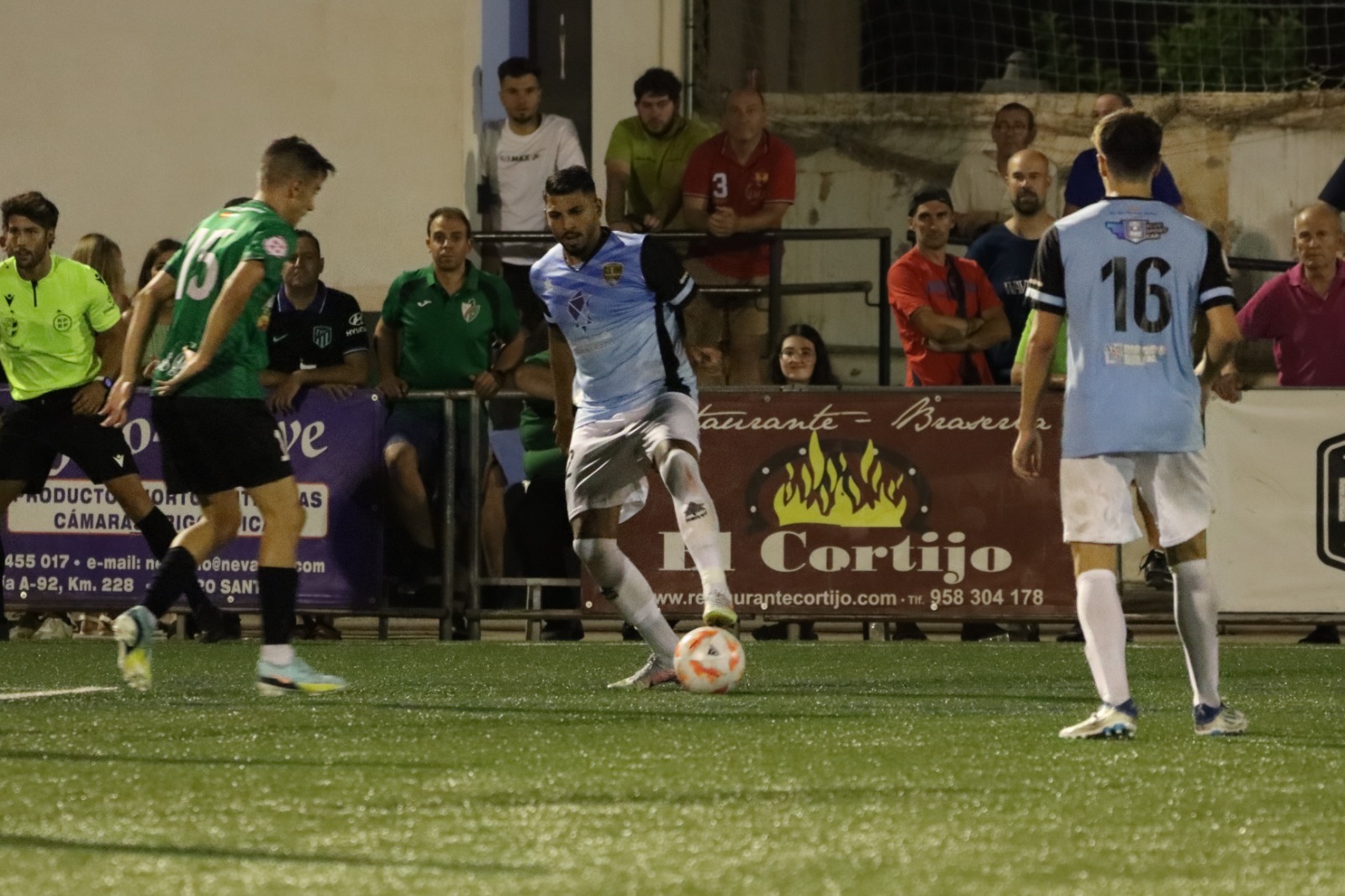 Juan Carlos, en una acción del derbi entre el Huétor Vega y el Arenas (JOSÉ ANDRÉS FERNÁNDEZ / ARENAS DE ARMILLA)