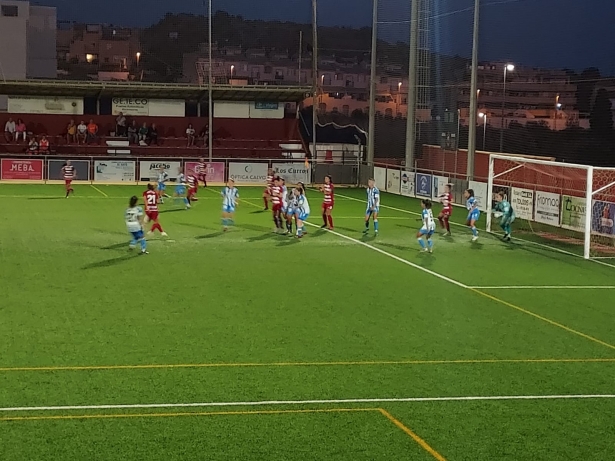 Momento del duelo entre el Málaga y el Granada en el `Francisco Romero` (FRAN CALVO)
