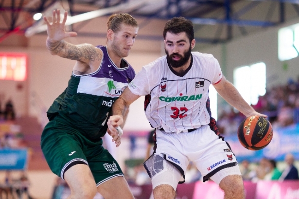 Luke Maye juega en ataque (FERMÍN RODRÍGUEZ / FUNDACION-CBG) 