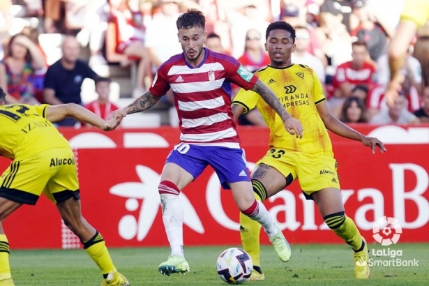 Ricard Sánchez, entre dos jugadores del Mirandés, en un lance del partido (LALIGA)