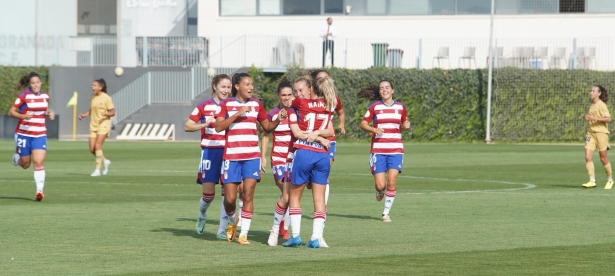 Las jugadoras del Granada celebran el primer gol de Noe Salas frente al Barça B (JOSÉ VELASCO / GRJ)