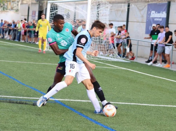 Pablo intenta irse un jugador del Torredonjimeno (JOSÉ ANDRÉS FERNÁNDEZ)