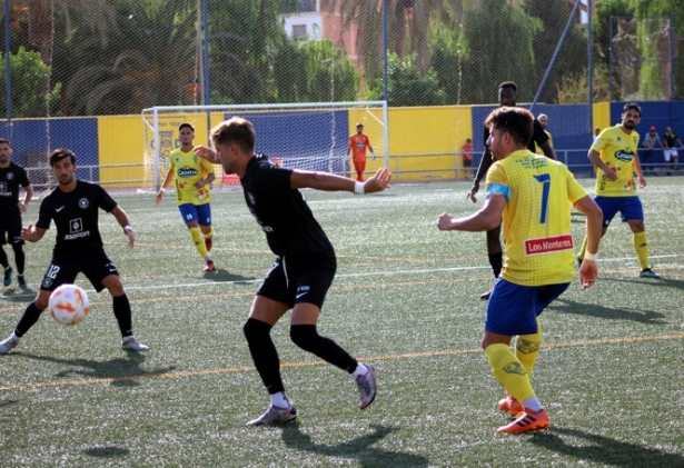 Acción del partido con Esteban Ruiz y dos jugadores malagueños (FRANCISCO CASTILLO) Acción del partido con Esteban Ruiz y dos jugadores malagueños (FRANCISCO CASTILLO)