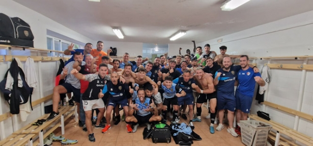 Los armilleros celebraron la victoria en vestuarios (ARENAS DE ARMILLA)