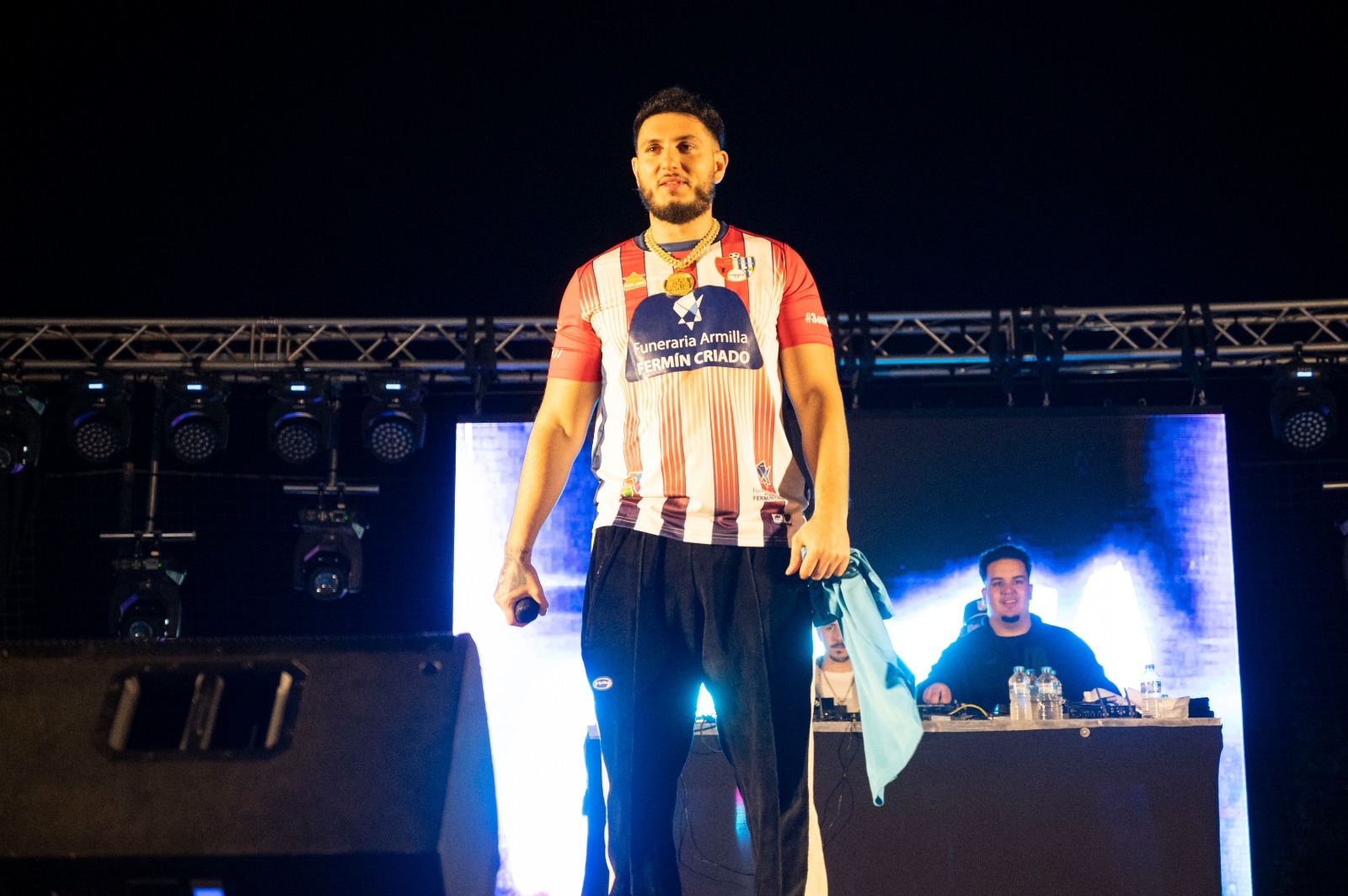 Omar Montes, vestido con la camiseta del Arenas durante el concierto en las Fiestas de Armilla (AYUNTAMIENTO DE ARMILLA)