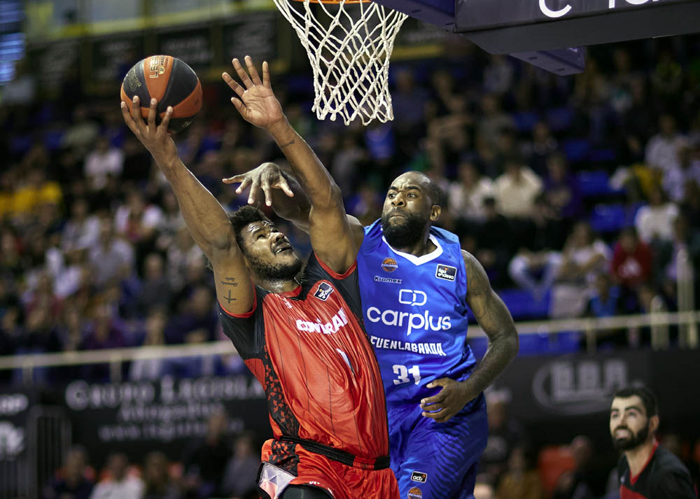 Cristiano Felicio, jugador del Coviran Granada, en una acción del partido ante Fuenlabrada (FERMÍN RODRÍGUEZ / FUNDACION-CBG) 