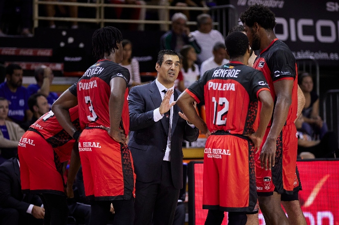 Pablo Pin da instrucciones a sus jugadores (FERMÍN RODRÍGUEZ / FUNDACION-CBG)