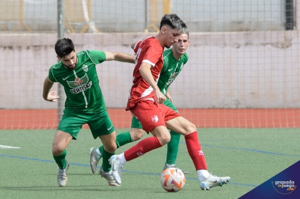 Chino lucha con un jugador del Casabermeja (JOSÉ M. BALDOMERO) Chino lucha con un jugador del Casabermeja (JOSÉ M. BALDOMERO)