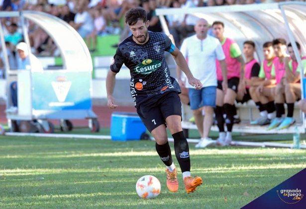 Esteban en el partido que su equipo jugó en Maracena hace unas jornadas (J. M. BALDOMERO) Esteban en el partido que su equipo jugó en Maracena hace unas jornadas (J. M. BALDOMERO)