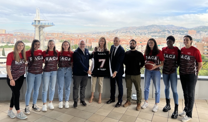 Foto de familia tras la firma del convenio (CAJA RURAL)