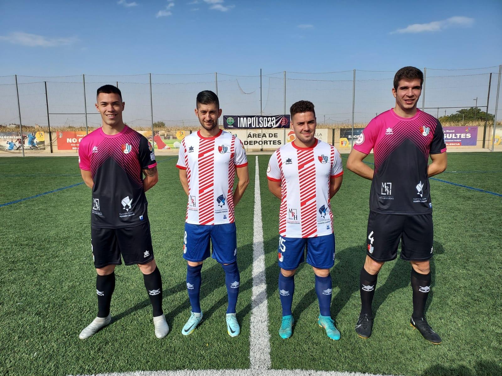 Los capitanes del Arenas muestran las nuevas equipaciones de la presente temporada (ARENAS DE ARMILLA)