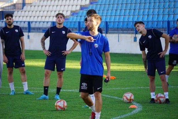 Borja Bardera, entrenador del CF Motril, durante un entrenamiento (CF MOTRIL) Borja Bardera, entrenador del CF Motril, durante un entrenamiento (CF MOTRIL)