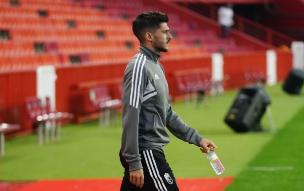 Carlos Neva, antes del encuentro del Granada frente al Sporting (LALIGA)