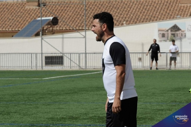 El entrenador del CD Huétor Vega, Manuel Moreno `Rizos` (JOSÉ M. BALDOMERO / ARCHIVO) El entrenador del CD Huétor Vega, Manuel Moreno `Rizos` (JOSÉ M. BALDOMERO / ARCHIVO)
