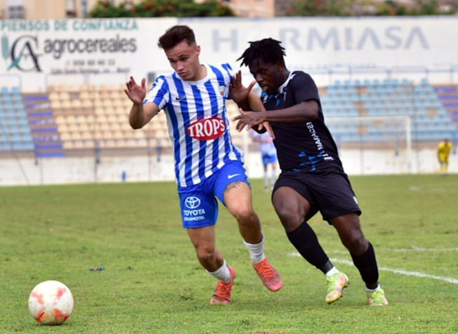 El local Alonso y el visitante Paulo mantuvieron una interesante pugna (SEMANARIO MUCHO DEPORTE)