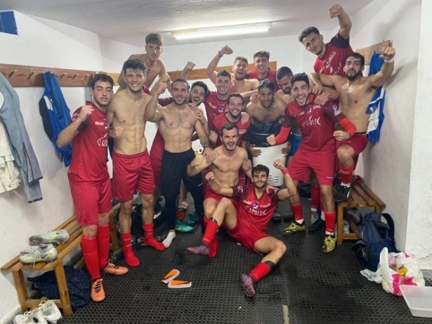 El Loja CD celebra la victoria en vestuarios (LOJA CD) El Loja CD celebra la victoria en vestuarios (LOJA CD)