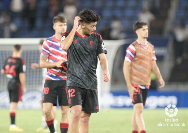 Meseguer, en primer plano, al término del partido en Tenerife (LALIGA)