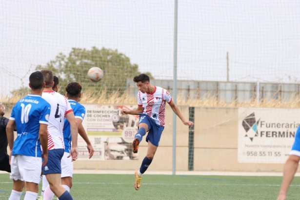 Ángel Gómez, en el momento de rematar de cabeza para hacer el segundo gol del Arenas ante el Huracán (JOSÉ ANDRÉS FERNÁNDEZ / ARENAS DE ARMILLA)