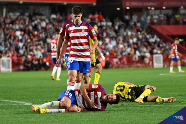 Pepe Sánchez se interesa por Miguel Rubio en un lance del duelo frente al Zaragoza (JOSÉ M. BALDOMERO)