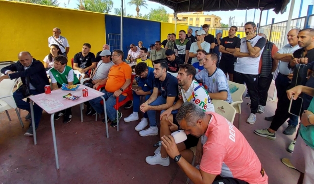 Miembros del Huétor Tájar, en la cantina del `Miguel Moranto` siguiendo el sorteo de Copa (FRAN CALVO) Miembros del Huétor Tájar, en la cantina del `Miguel Moranto` siguiendo el sorteo de Copa (FRAN CALVO)