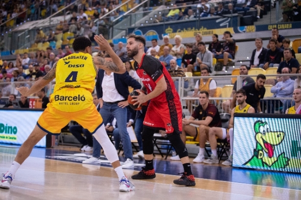 Cristian Díaz juega en ataque ante AJ Slaughter (MIGUEL HENRÍQUEZ)