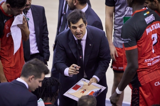 Pablo Pin da instrucciones durante un tiempo muerto (FERMÍN RODRÍGUEZ / FUNDACIÓN CB GRANADA) 