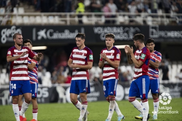 Los jugadores del Granada agradecen a su afición al término del partido ante el Cartagena (LALIGA)