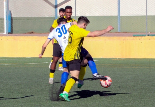 Una acción del partido jugado por el FC Cubillas ante el CD Vilches (ENCARNI QUESADA) Una acción del partido jugado por el FC Cubillas ante el CD Vilches (ENCARNI QUESADA)