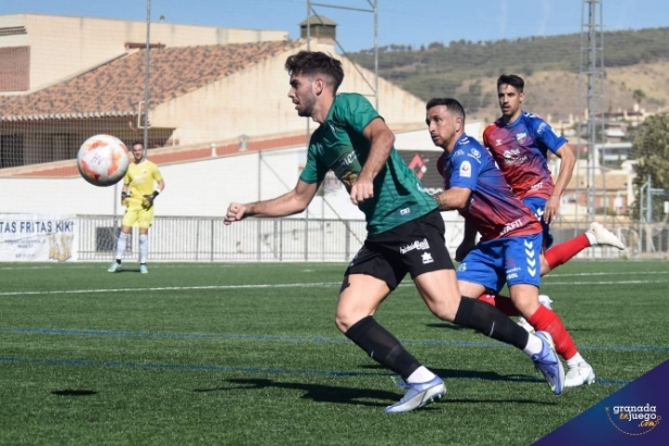 El CD Huétor Vega venció al Torre del Mar (JOSÉ M. BALDOMERO) 
