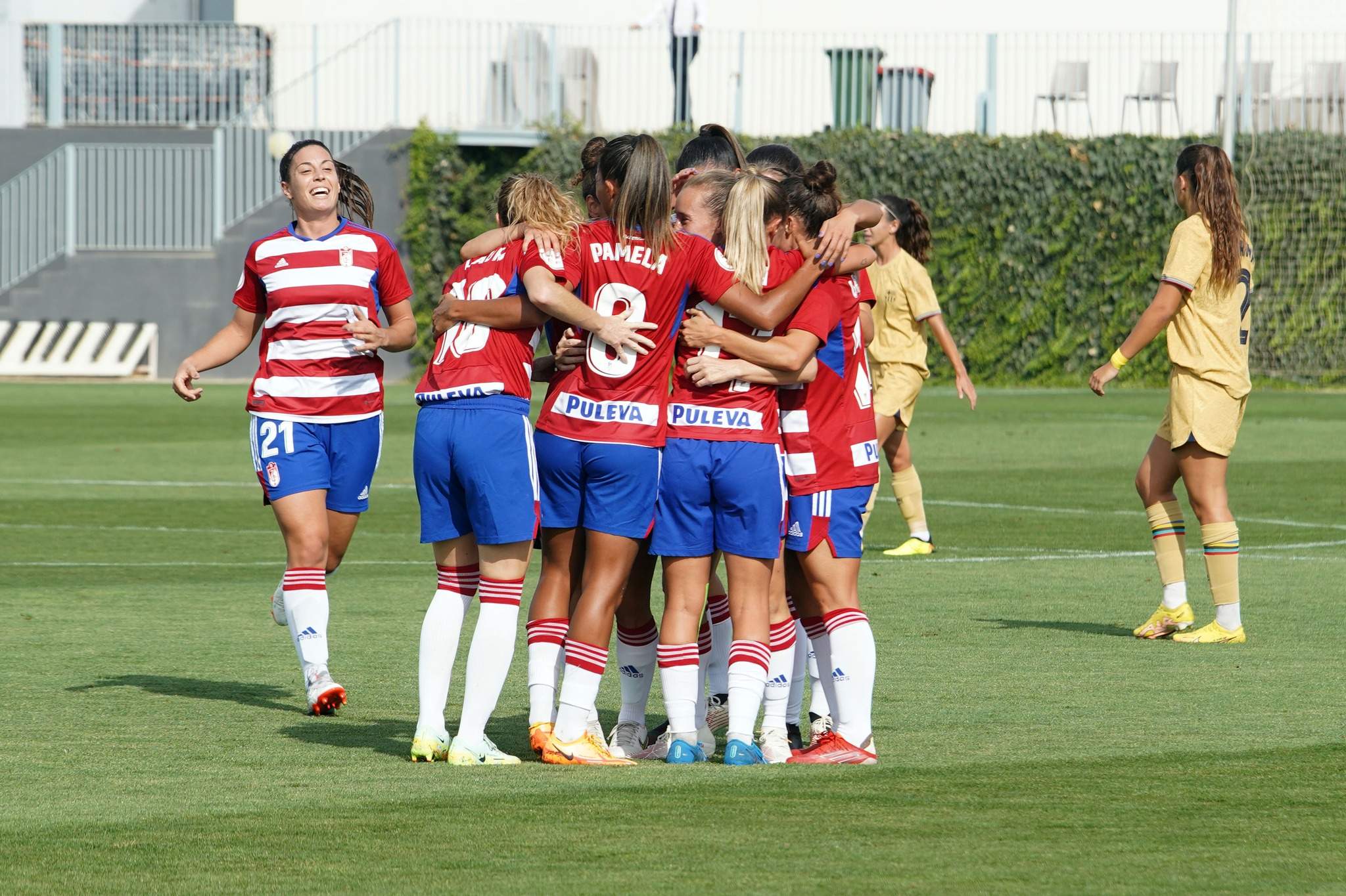 Las futbolistas del Granada celebran un gol en la Ciudad Deportiva durante esta temporada (JOSÉ VELASCO / GRJ)