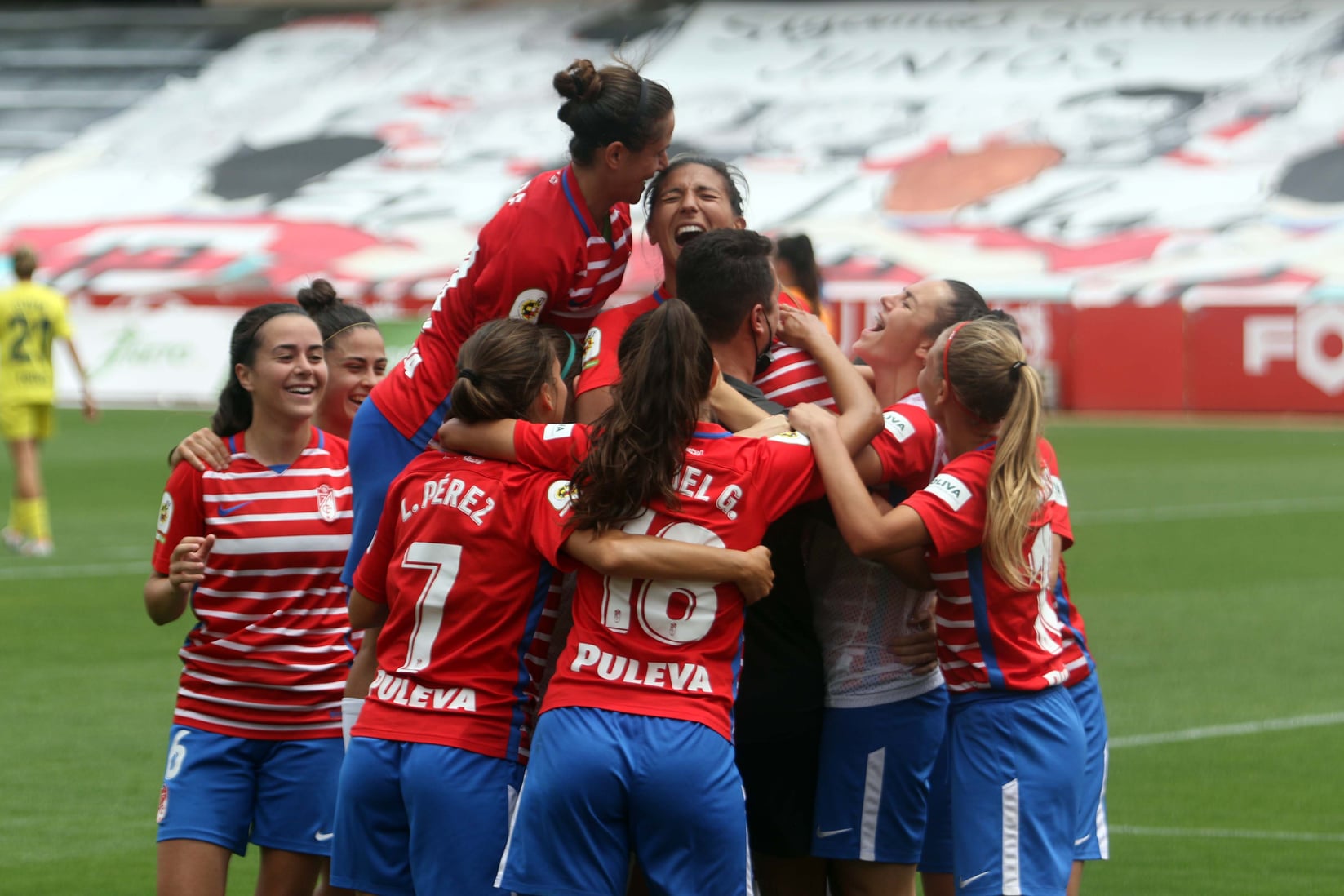 Las jugadoras del Granada Femenino celebran uno de los goles marcados en su primer partido oficial en `Los Cármenes` (JOSÉ VELASCO / GRJ)