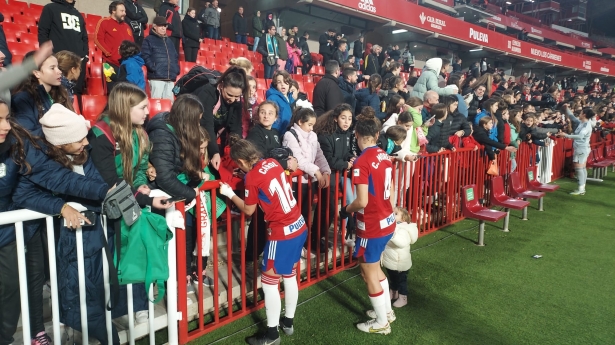 Carol y More firman autógrafos a varias jóvenes al término del partido en `Los Cármenes` (FRAN CALVO)