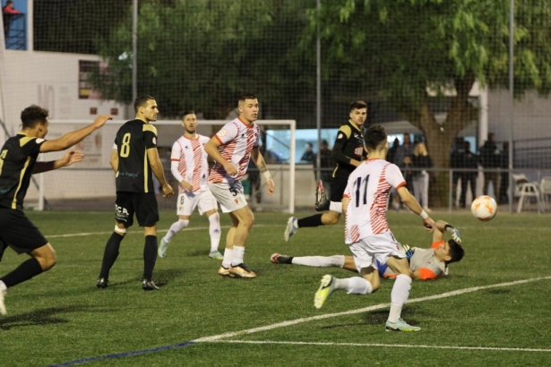 Acción del derbi entre Arenas y Motril en el Municipal de Armilla (JOSÉ ANDRÉS FERNÁNDEZ / ARENAS DE ARMILLA) Acción del derbi entre Arenas y Motril en el Municipal de Armilla (JOSÉ ANDRÉS FERNÁNDEZ / ARENAS DE ARMILLA)