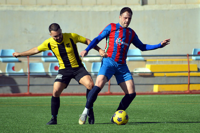 Antonio Molina protege el balón ante un jugador del Montefrio CF (JAVIER PALMA)
