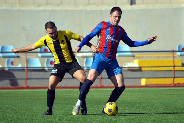 Antonio Molina protege el balón ante un jugador del Montefrio CF (JAVIER PALMA) Antonio Molina protege el balón ante un jugador del Montefrio CF (JAVIER PALMA)