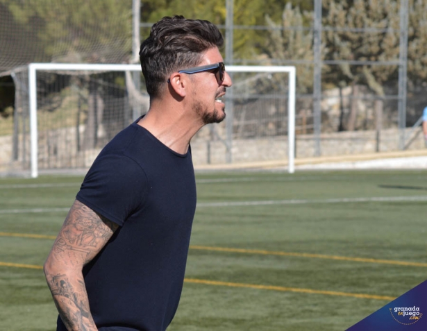 Leví Cantero, entrenador del Churriana CF, durante un partido (J. PALMA)