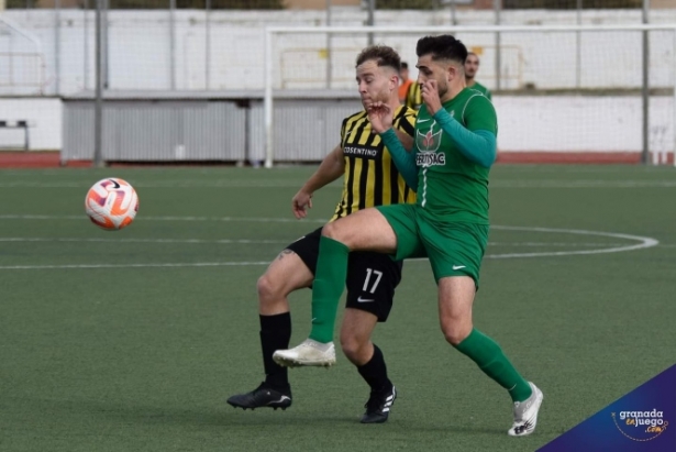 Dani Torres pelea por el balón con un jugador del Cantoria (JOSÉ M. BALDOMERO) Dani Torres pelea por el balón con un jugador del Cantoria (JOSÉ M. BALDOMERO)