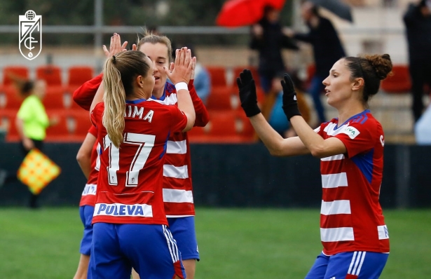 Cristina Moreno celebra junto a sus compañeras el primer gol anotado ante el Rayo (ALEJANDRO PALOMO / GCF) Cristina Moreno celebra junto a sus compañeras el primer gol anotado ante el Rayo (ALEJANDRO PALOMO / GCF)