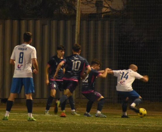 Ismael protege el balón ante un jugador del Puerto de Motril CF (RFAF) Ismael protege el balón ante un jugador del Puerto de Motril CF (RFAF)