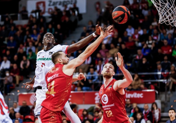 Petit Niang pelea por el rebote (ESTHER CASAS / ACB PHOTOS) Petit Niang pelea por el rebote (ESTHER CASAS / ACB PHOTOS)