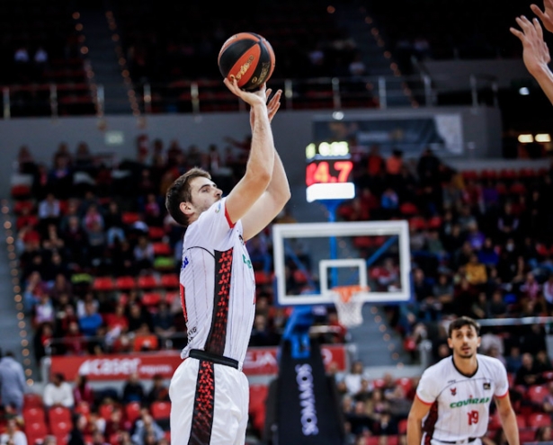 David Iriarte lanza a canasta (ESTHER CASAS  / ACB PHOTOS)