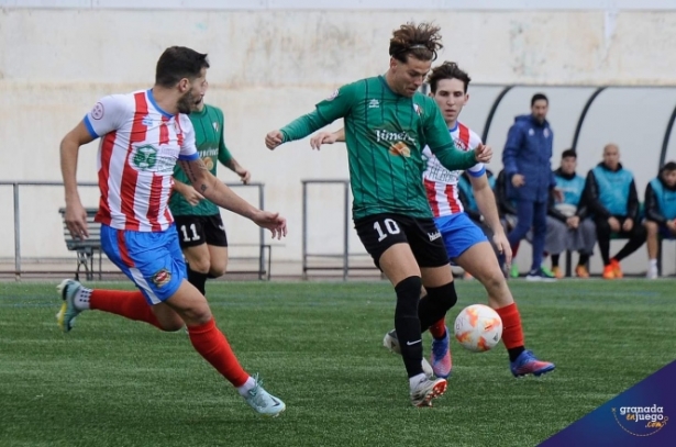 Javi Prieto entre dos jugadores del Torredonjimeno (JOSÉ M. BALDOMERO) Javi Prieto entre dos jugadores del Torredonjimeno (JOSÉ M. BALDOMERO)