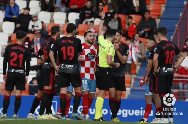 Momento en el que Ais Reig mostró la roja a Miguel Rubio (LALIGA)